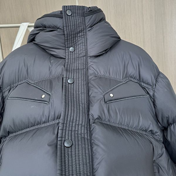 希少品♪【フェンディ偽物】ブラック フード付きダウンジャケット fek50180